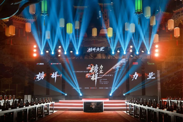 榜樣力量 | 強(qiáng)輝精工瓷磚斬獲2025年度家居領(lǐng)軍品牌