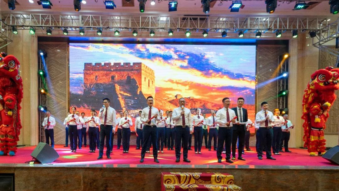 金虎迎新·領(lǐng)跑2022 | 集團年度總結(jié)會暨新年晚會完美落幕!(圖13) 金虎迎新·領(lǐng)跑2022 | 集團年度總結(jié)會暨新年晚會完美落幕!(圖13)