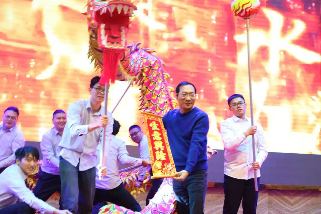 金虎迎新·領(lǐng)跑2022 | 集團年度總結(jié)會暨新年晚會完美落幕!(圖16) 金虎迎新·領(lǐng)跑2022 | 集團年度總結(jié)會暨新年晚會完美落幕!(圖16)