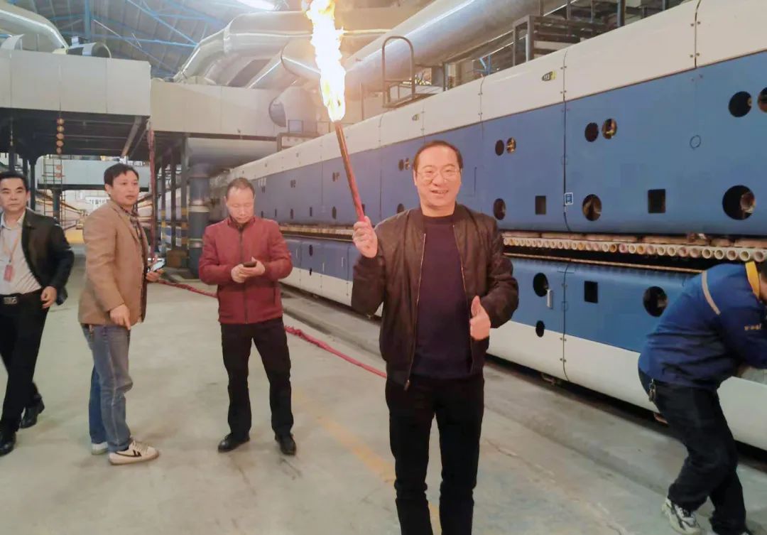 薪火再燃 | 強輝精工瓷磚肇慶生產基地巖板智能生產線正式點火投產(圖3) 圖片