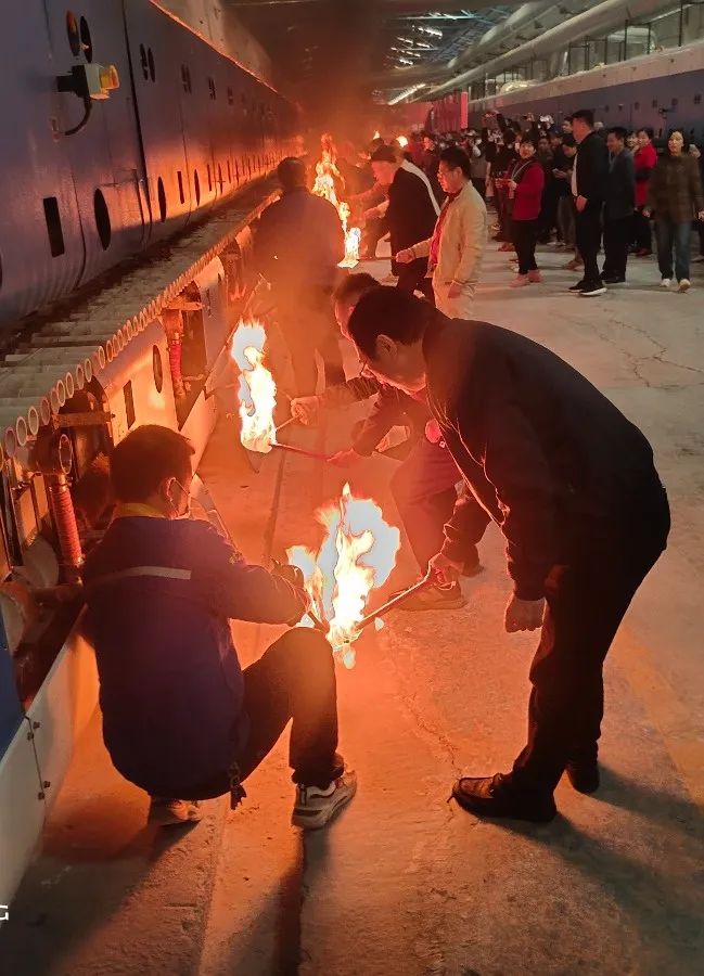 薪火再燃 | 強輝精工瓷磚肇慶生產基地巖板智能生產線正式點火投產(圖15) 圖片