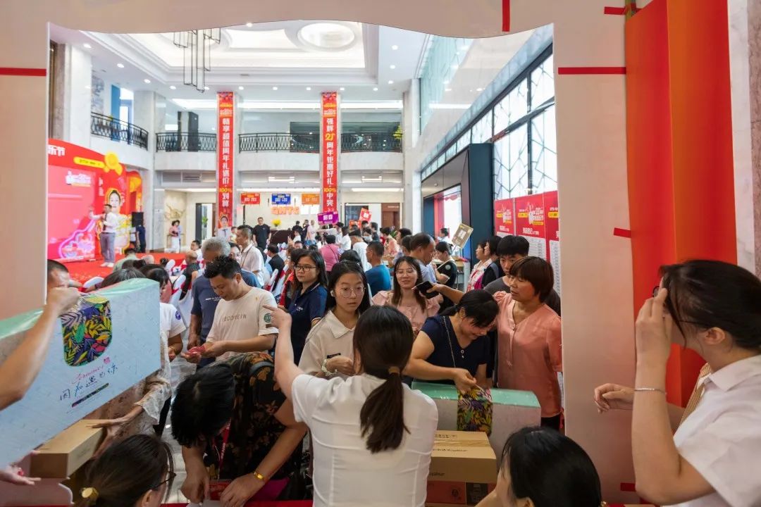 燃爆!強(qiáng)輝21周年摯友音樂(lè)節(jié)圓滿收官(圖8) 燃爆!強(qiáng)輝21周年摯友音樂(lè)節(jié)圓滿收官(圖8)