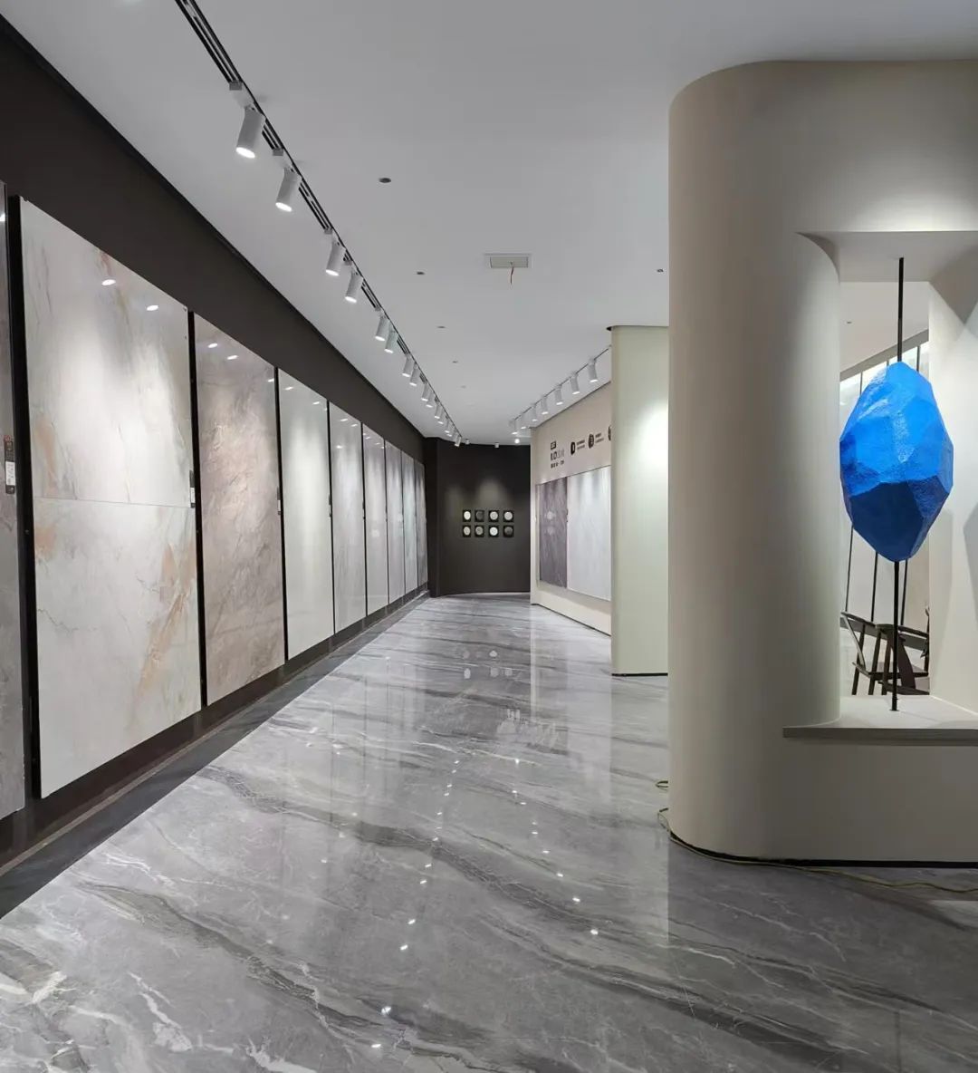 終端風采 | 強輝聊城旗艦店，沉浸式體驗現(xiàn)代高端設計美學(圖11)