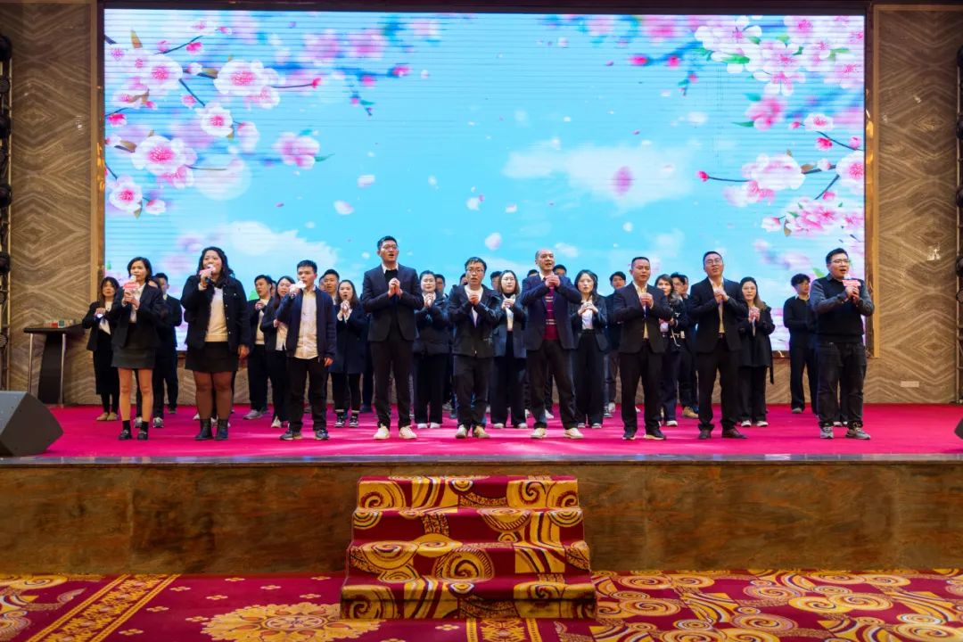 聚勢·創(chuàng)變·敢為 | 強(qiáng)輝集團(tuán)2025年迎新晚會圓滿結(jié)束，共繪未來新藍(lán)圖(圖26)