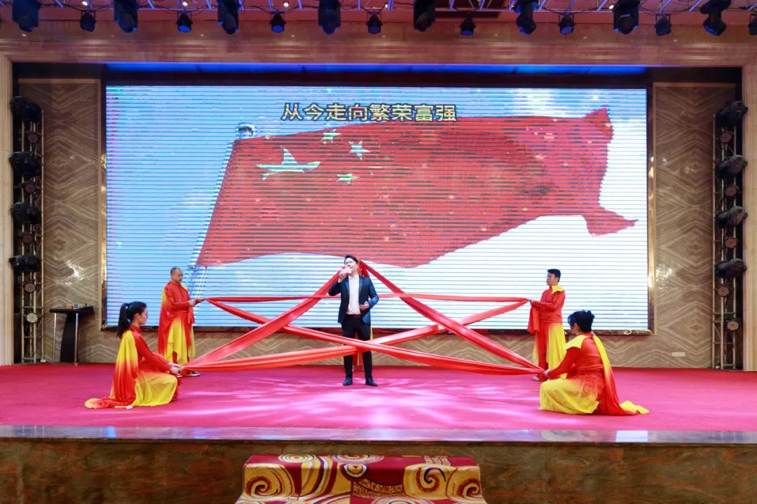 聚勢·創(chuàng)變·敢為 | 強(qiáng)輝集團(tuán)2025年迎新晚會圓滿結(jié)束，共繪未來新藍(lán)圖(圖25)