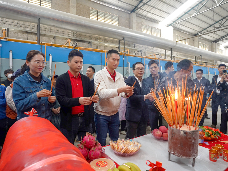 火力全開 | 強輝精工瓷磚肇慶生產基地巖板智能生產線點火大吉(圖5)